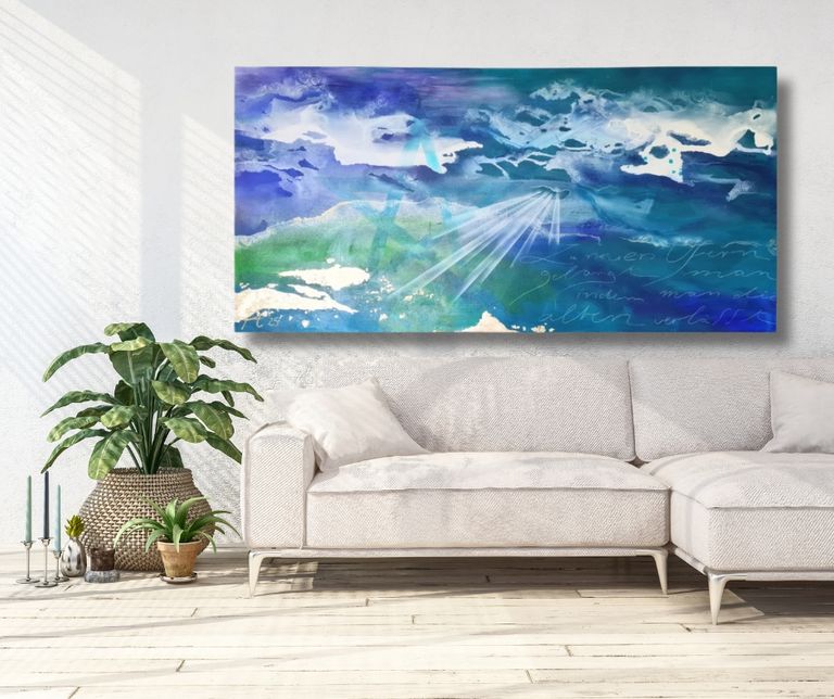 Moderner Wohnraum mit einem hellen, komfortablen Ecksofa vor einer weißen Wand, an der ein abstraktes, blau-grünes Gemälde hängt. Links neben dem Sofa stehen verschiedene Zimmerpflanzen und Kerzen auf dem Holzfußboden.
